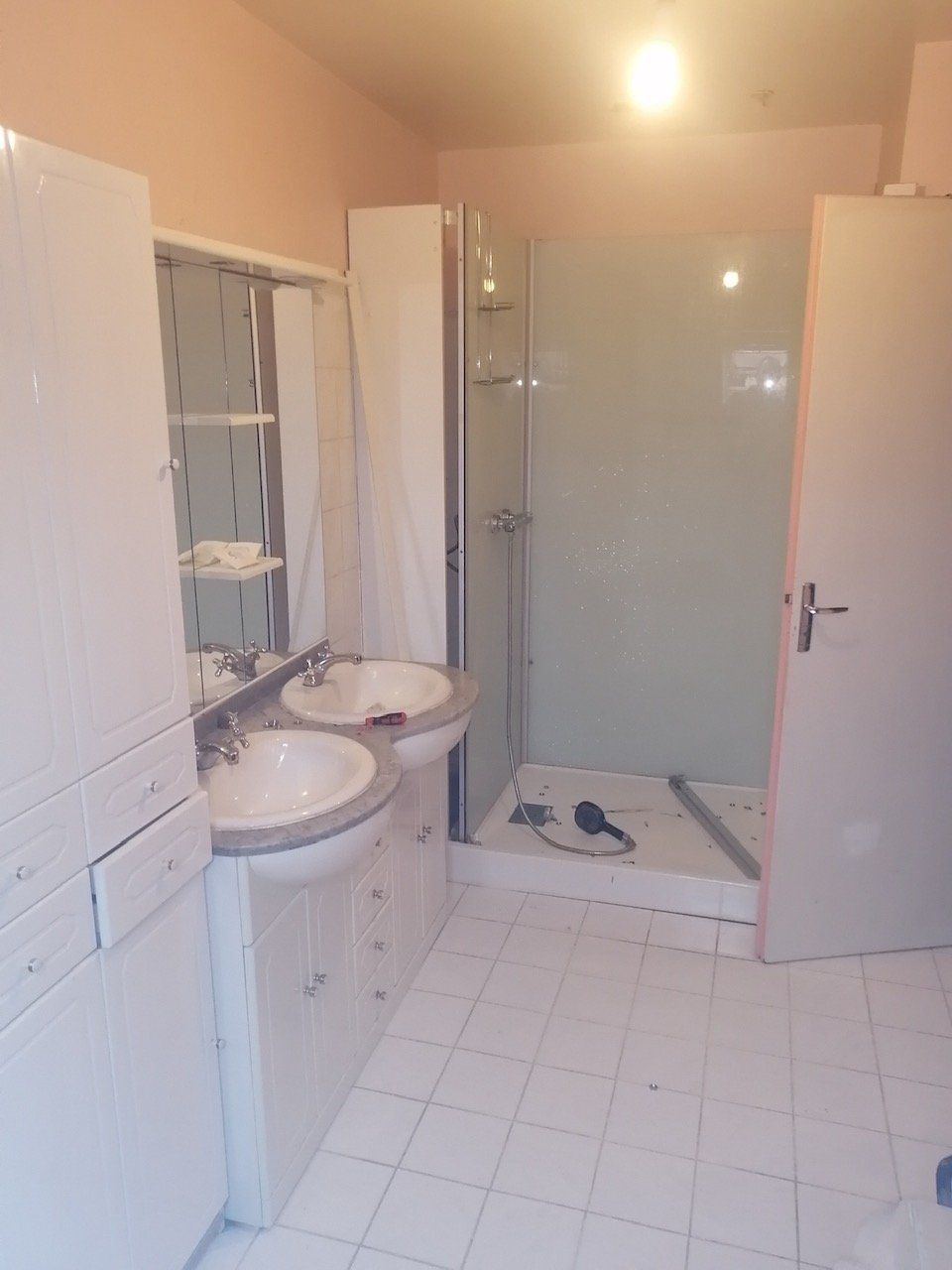 Salle de bains avec douche et double vasque à rénover