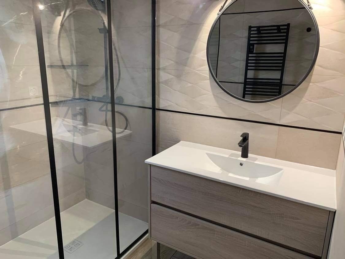 Salle de bains avec douche et vasque