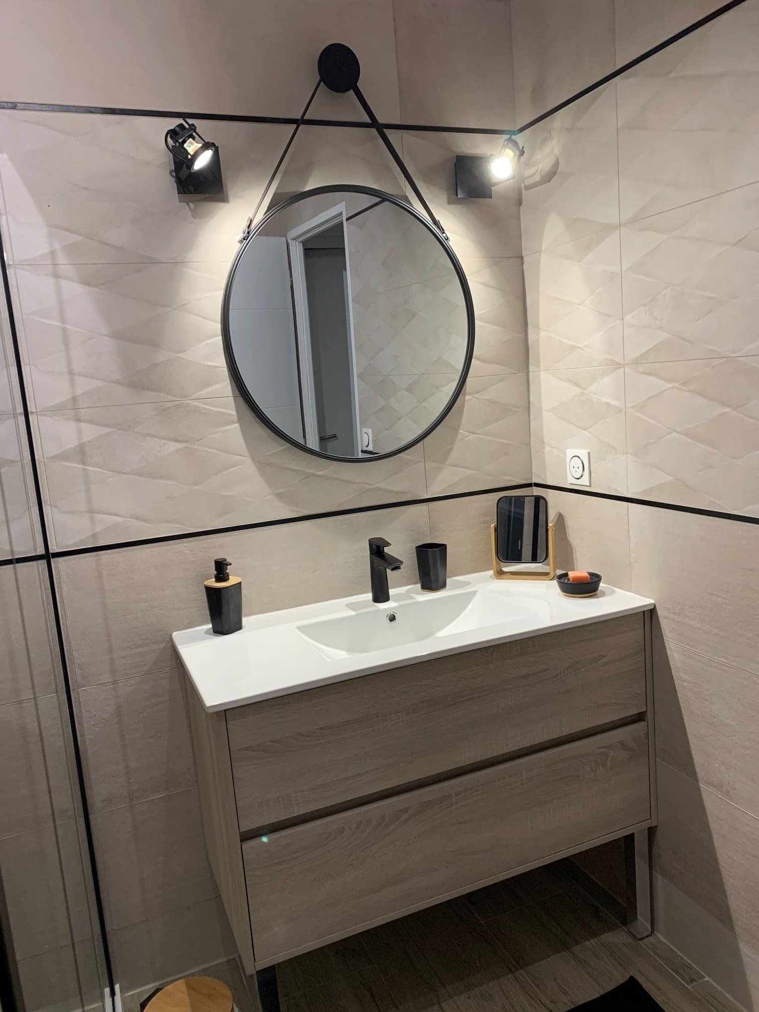 Salle de bains avec carreaux de carrelage ton pierre