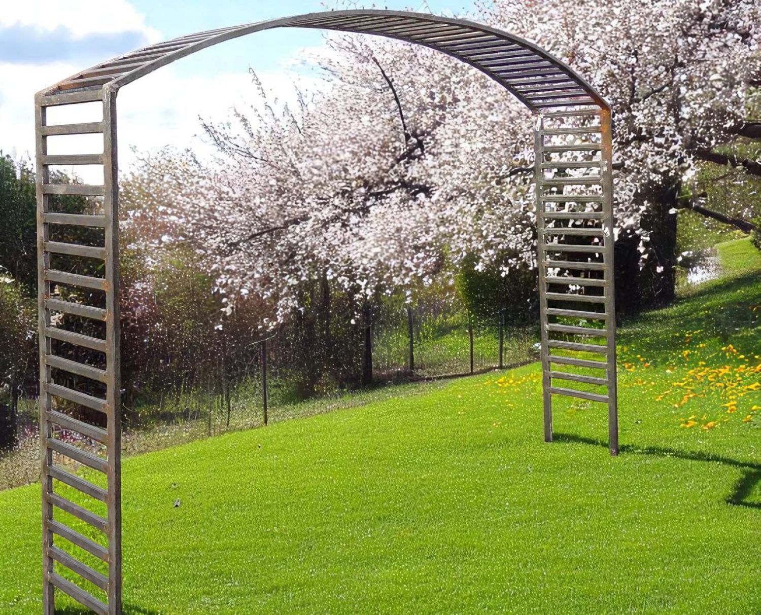 Une arche surplombe une pelouse verte devant un arbre en fleurs.