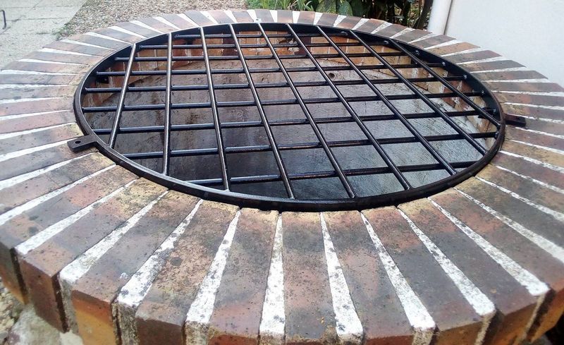 Un puits en briques avec une structure métallique noire