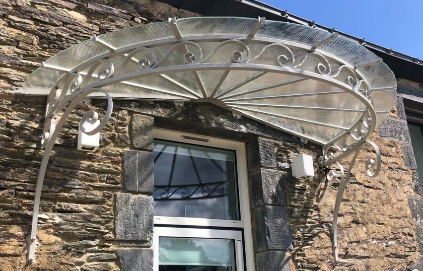 Une marquise faite sur mesure en fer forgé