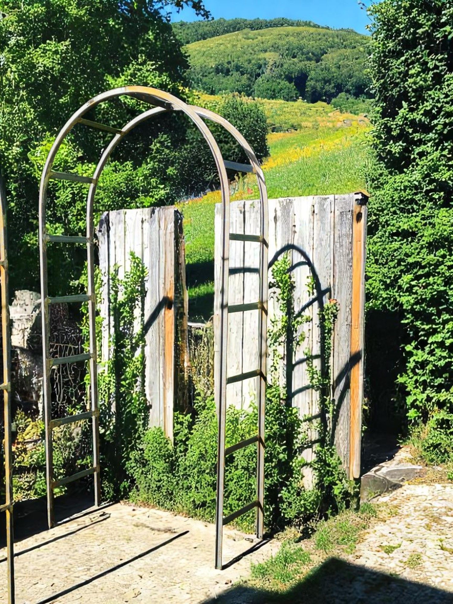Une arche de jardin en fer forgé créée sur mesure