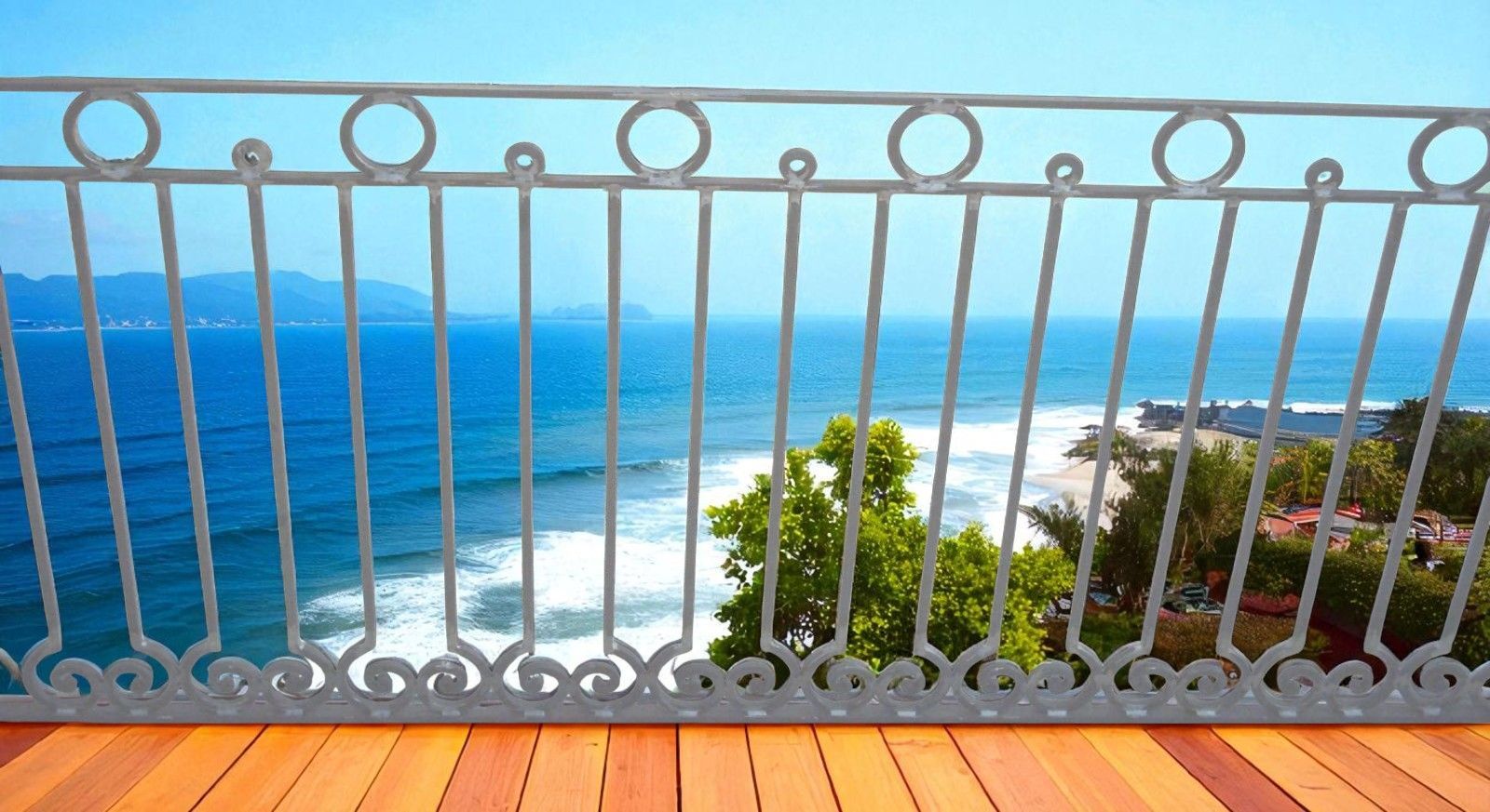 Un balcon blanc avec la mer en fond