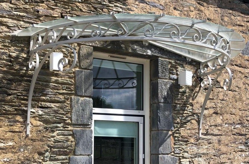 Une marquise faite sur mesure en fer forgé