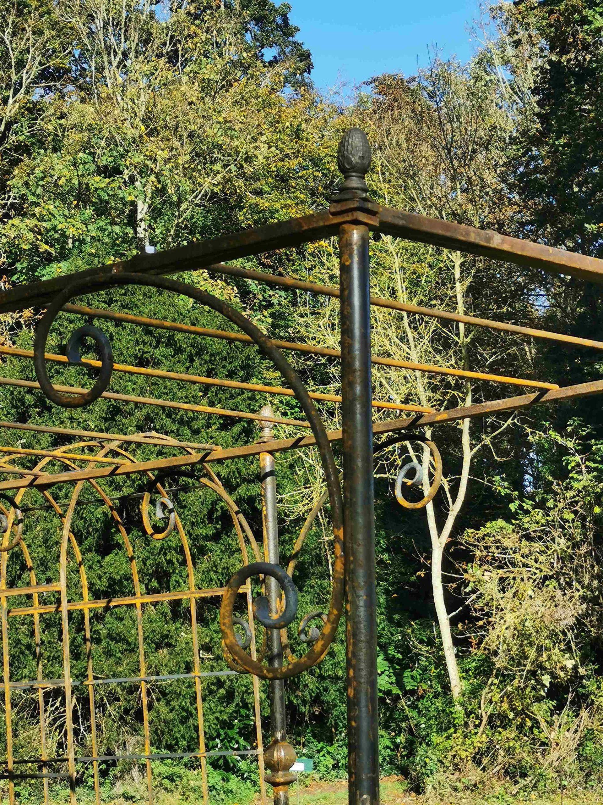 Pergola en fer forgé avec des traces de rouille