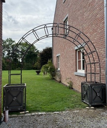 Un arche de jardin avec des plots