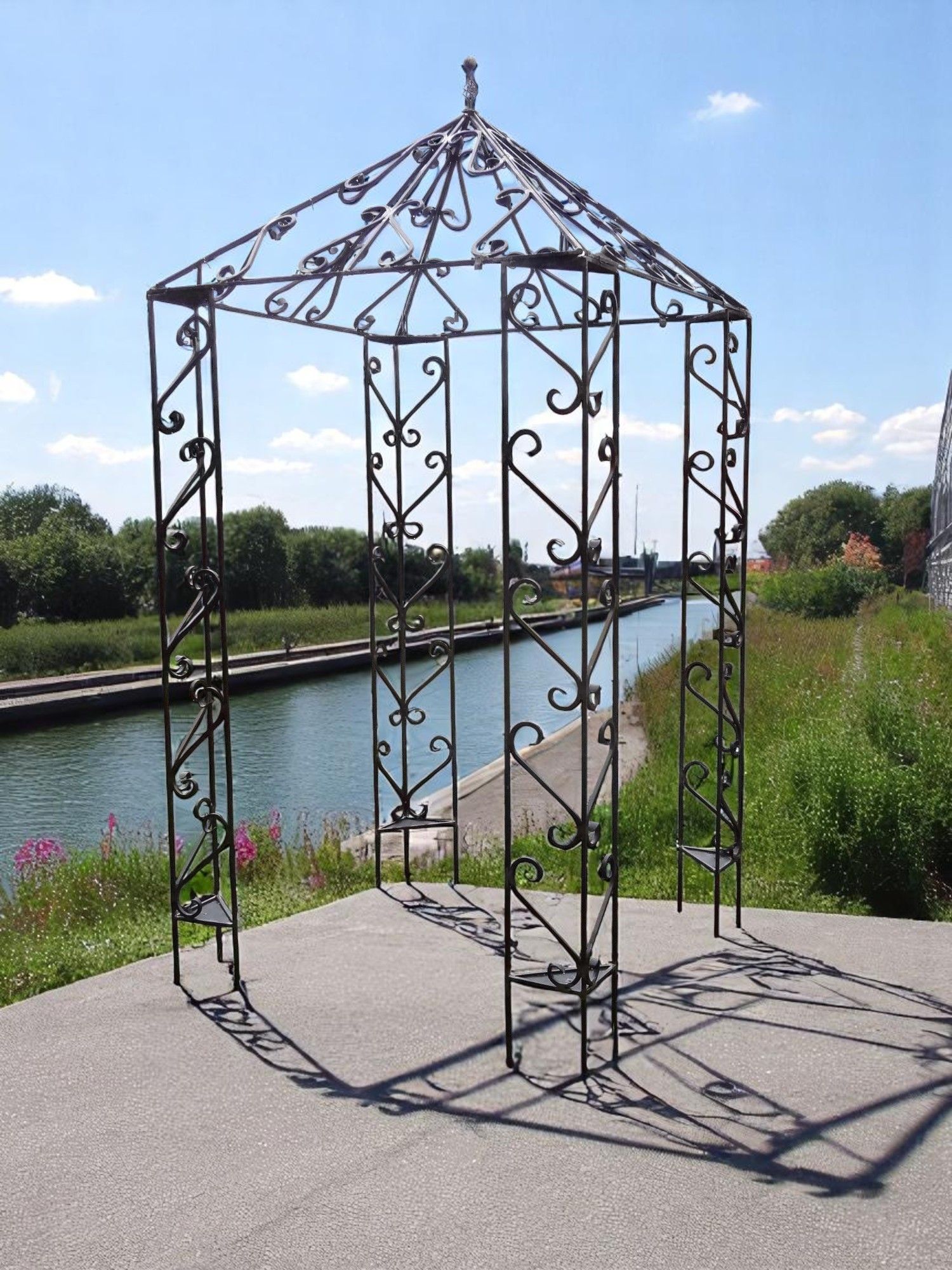 Pergola en forme de tonnelle en fer forgé