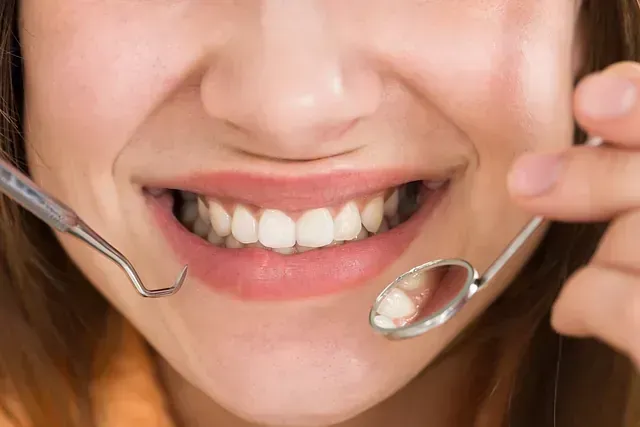 Una mujer está siendo examinada por un dentista.