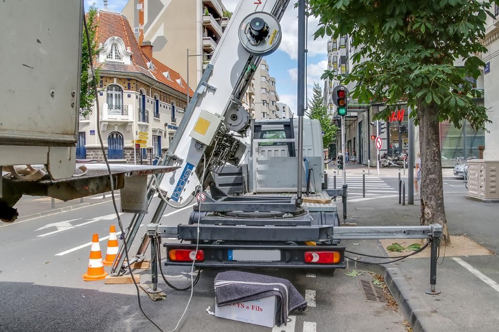 Camion équipé d'un monte-charges dans une rue