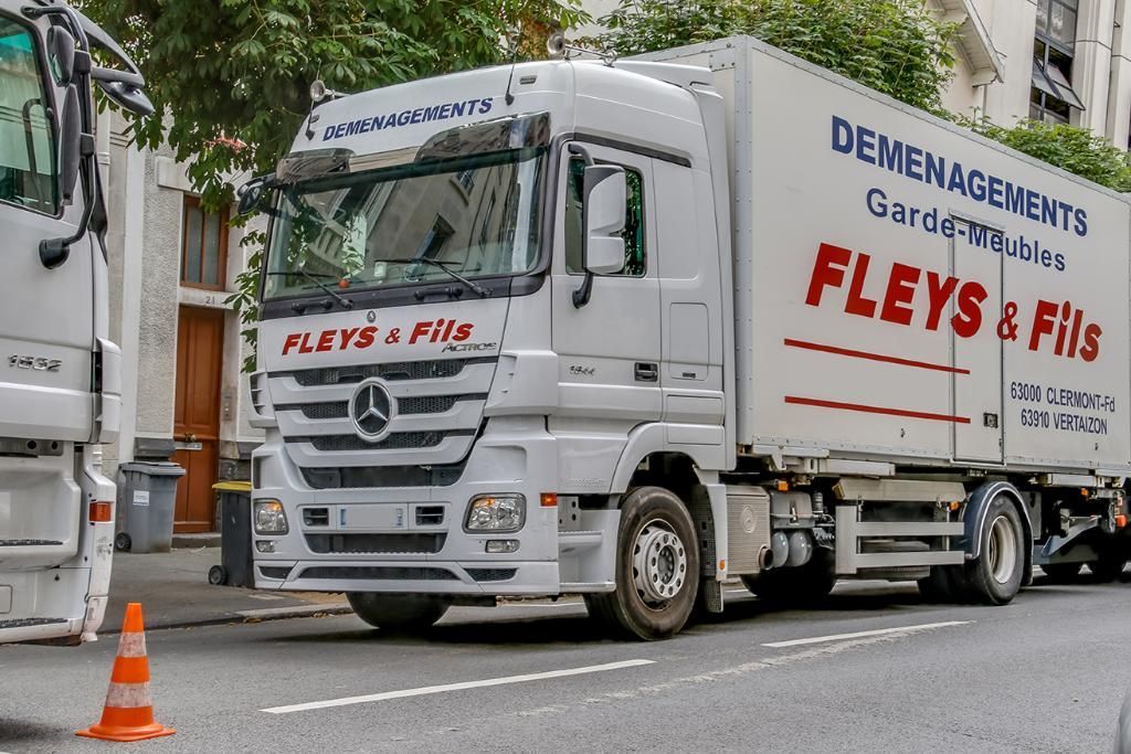 Camion de déménagement Fleys & Fils garé dans une rue