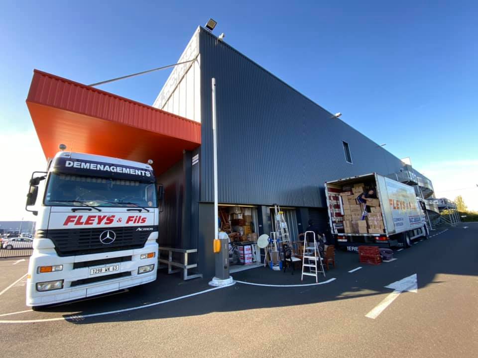 Camions Fleys & Fils devant l'entrepôt