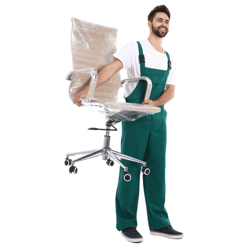 Déménageur qui porte une chaise de bureau