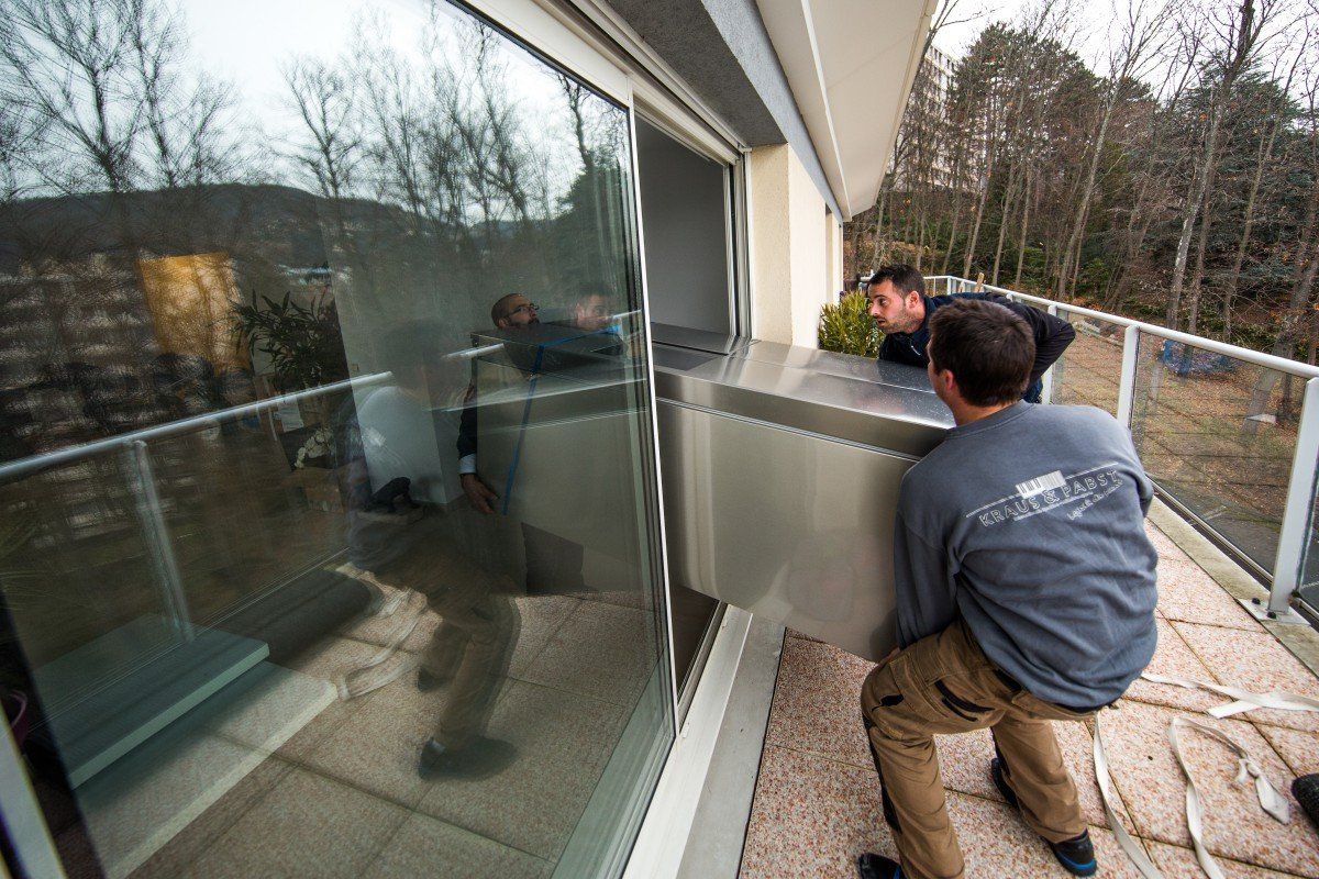 Déménageurs qui transportent un frigo