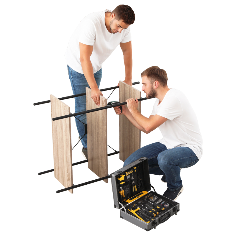 Deux hommes qui démontent un meuble avec leurs outils