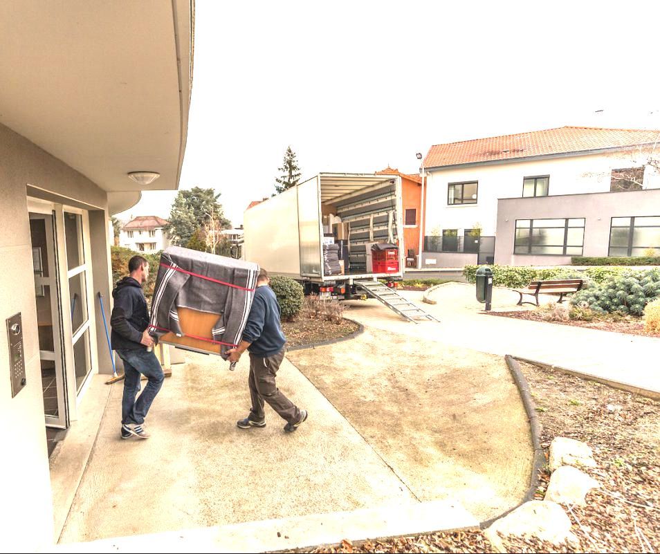 Employé qui porte un box