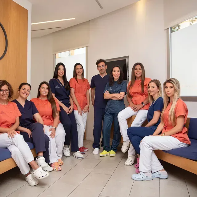 Un grupo de personas posa para una fotografía en una sala de espera.