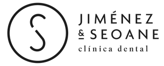 Un logotipo en blanco y negro para la clínica dental Jiménez & Seoane.