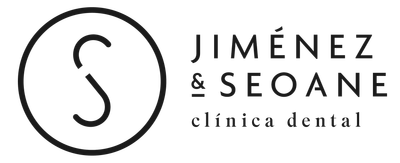 Un logotipo en blanco y negro para la clínica dental Jiménez & Seoane.