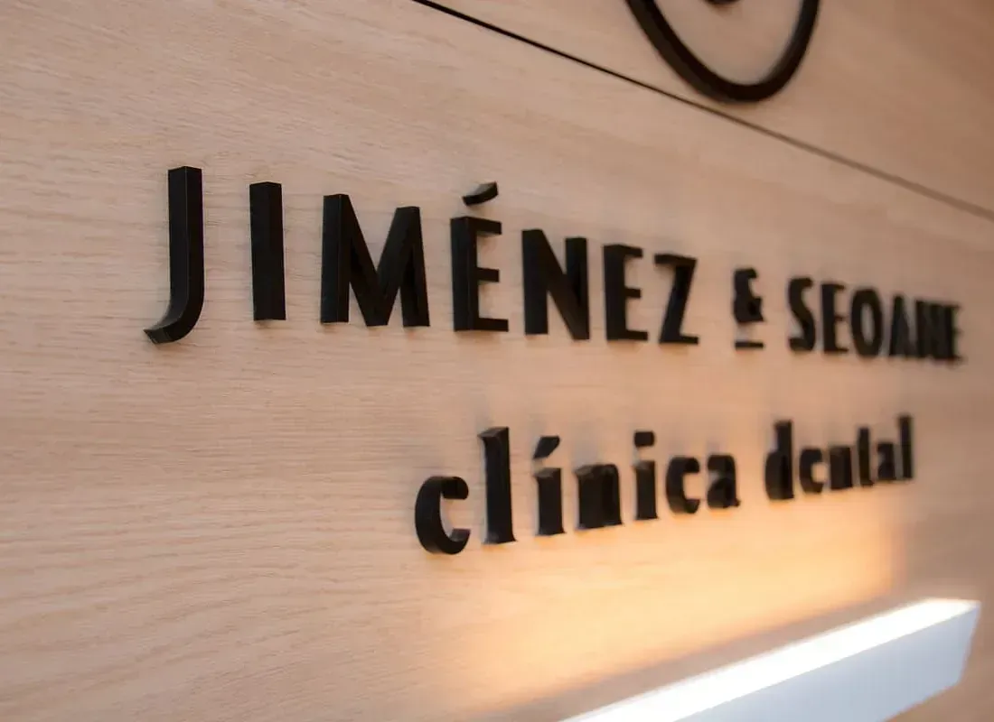 Un cartel que dice Clínica Dental Jiménez Seoane.