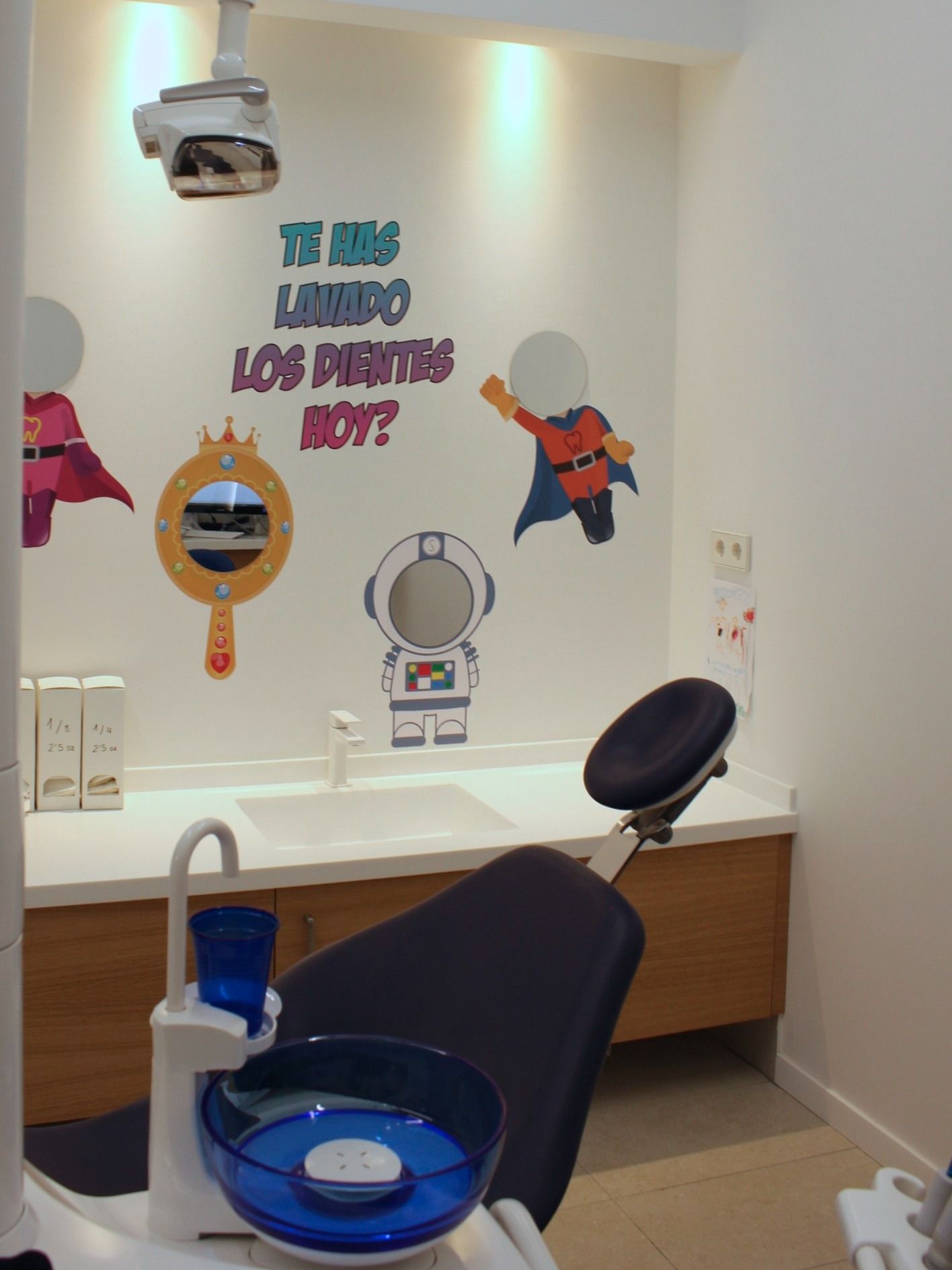 A dental office with a sign that says te rias limpio los dientes hoy