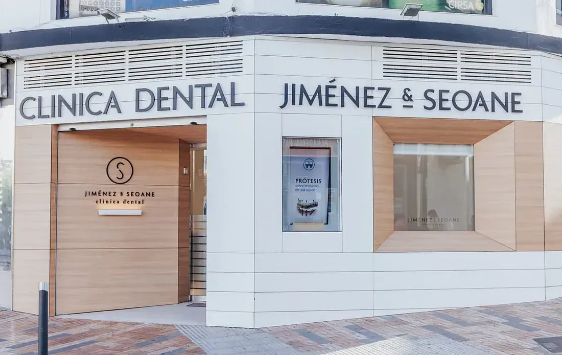 Un consultorio dental con un cartel que dice clínica dental