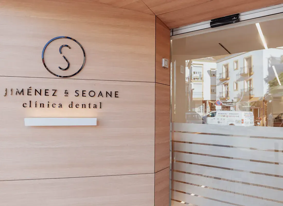 Un consultorio dental con un cartel que dice jimenez & seoane clinica dental