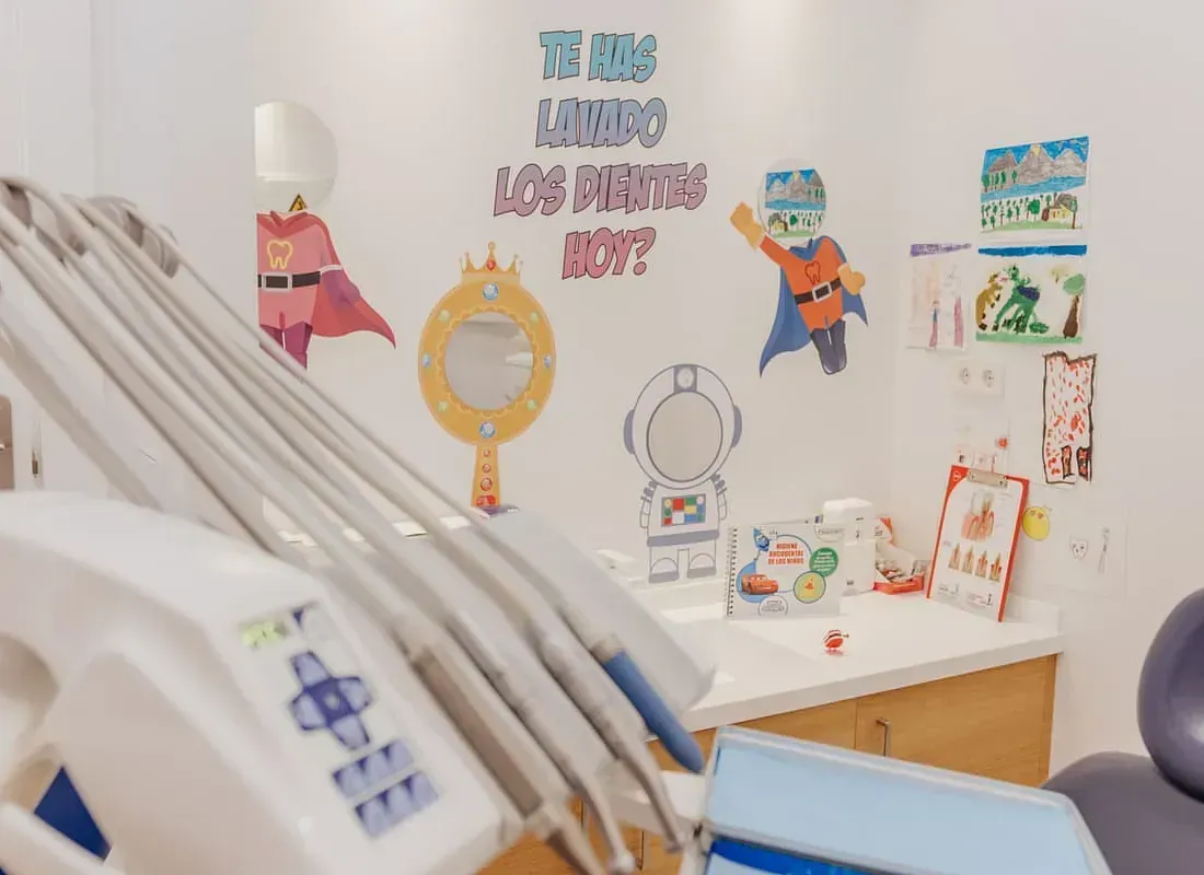 Un consultorio dental con una pegatina de superhéroe en la pared.