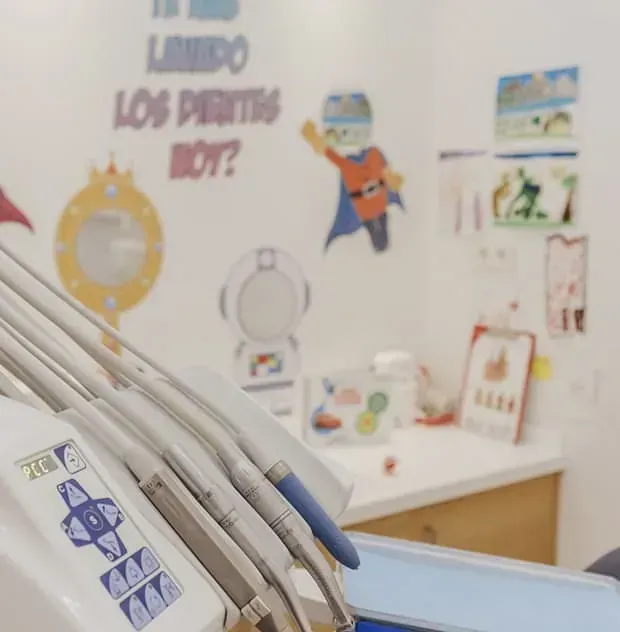 Un consultorio dental con un cartel en la pared que dice