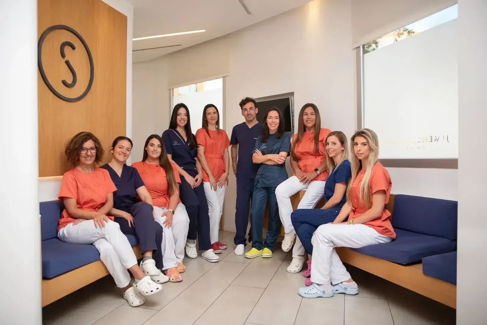 Un grupo de dentistas posan para una fotografía en una sala de espera.