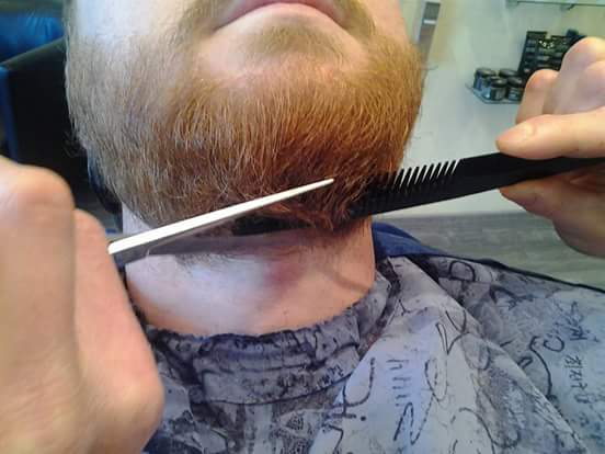Taille de barbe traditionnelle à Calais Nord