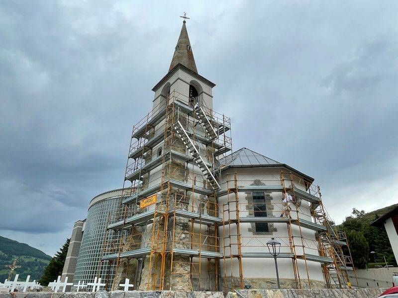 Une église est en cours de restauration avec des échafaudages autour.
