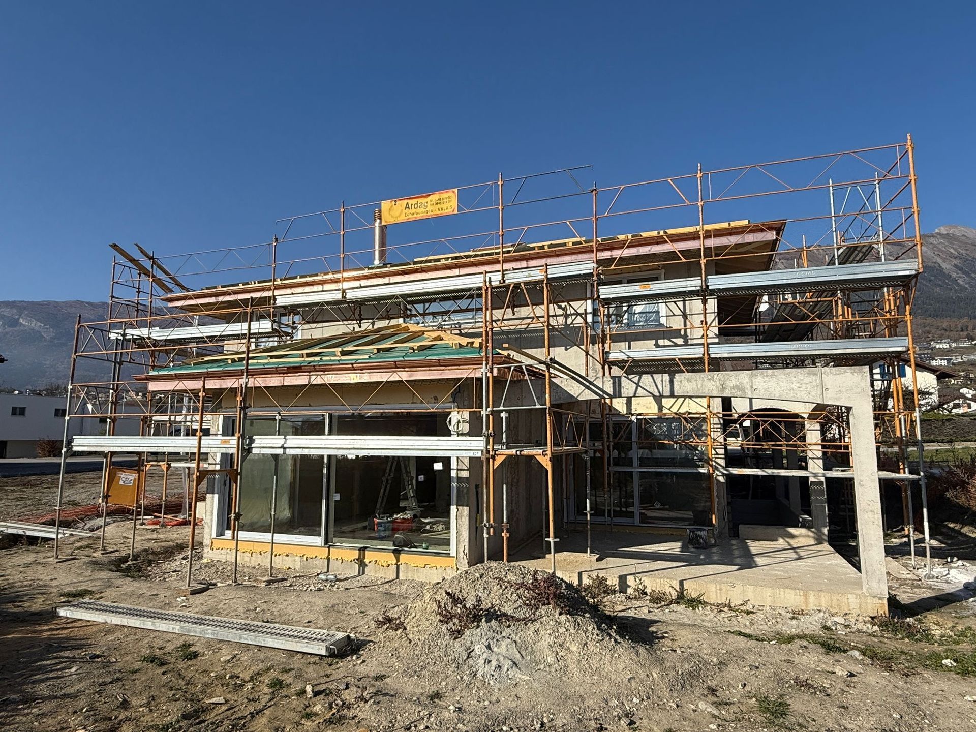 Maison en construction avec des échafaudages de la société Ardag