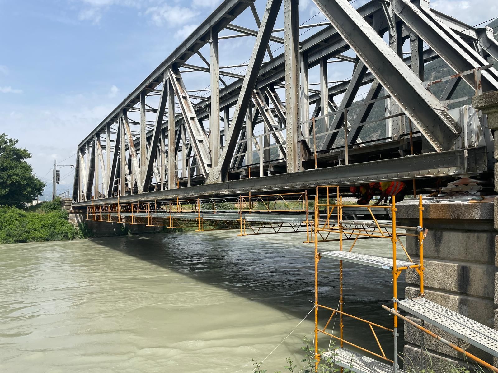 Un pont en béton en construction avec échafaudages et escaliers de la société Ardag Sàrl
