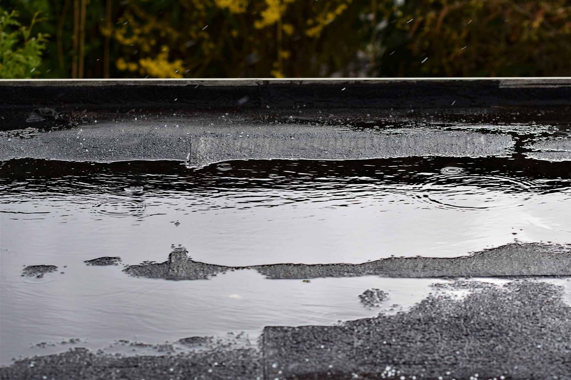 Une nappe d'eau sur un toit-terrasse