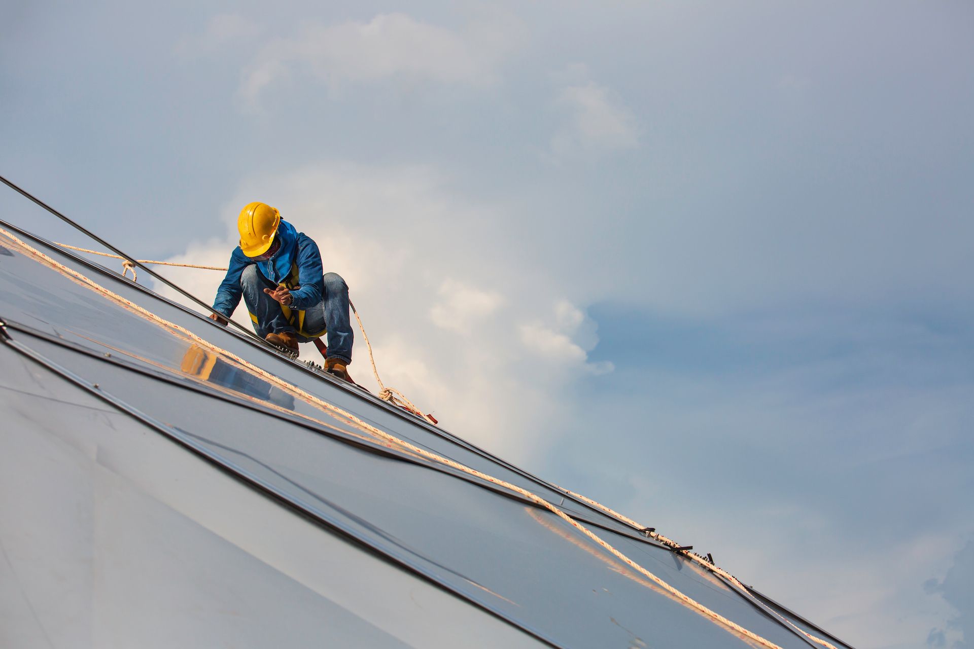 Ouvrier sur la structure d'un toit