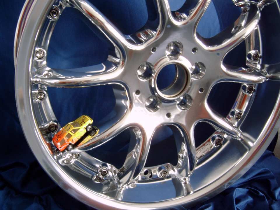 Felge vor blauem Hintergrund