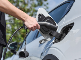 Branchement manuel d'une voiture électrique à une borne de recharge à l'aide d'un câble de recharge noir