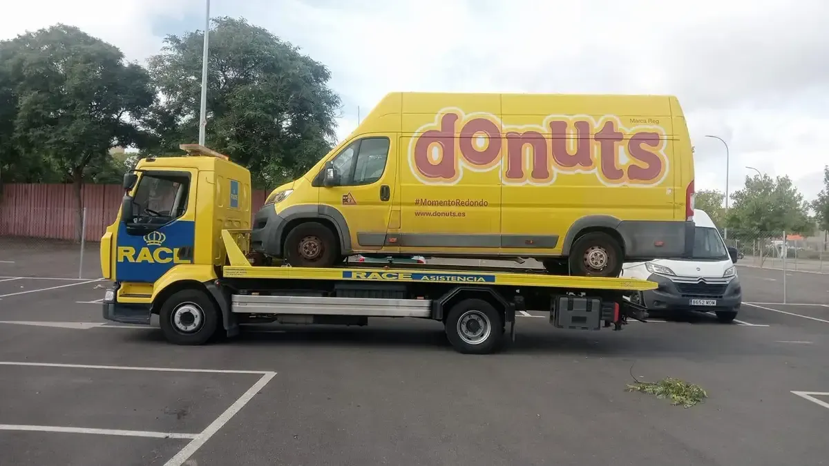 Una camioneta amarilla con forma de