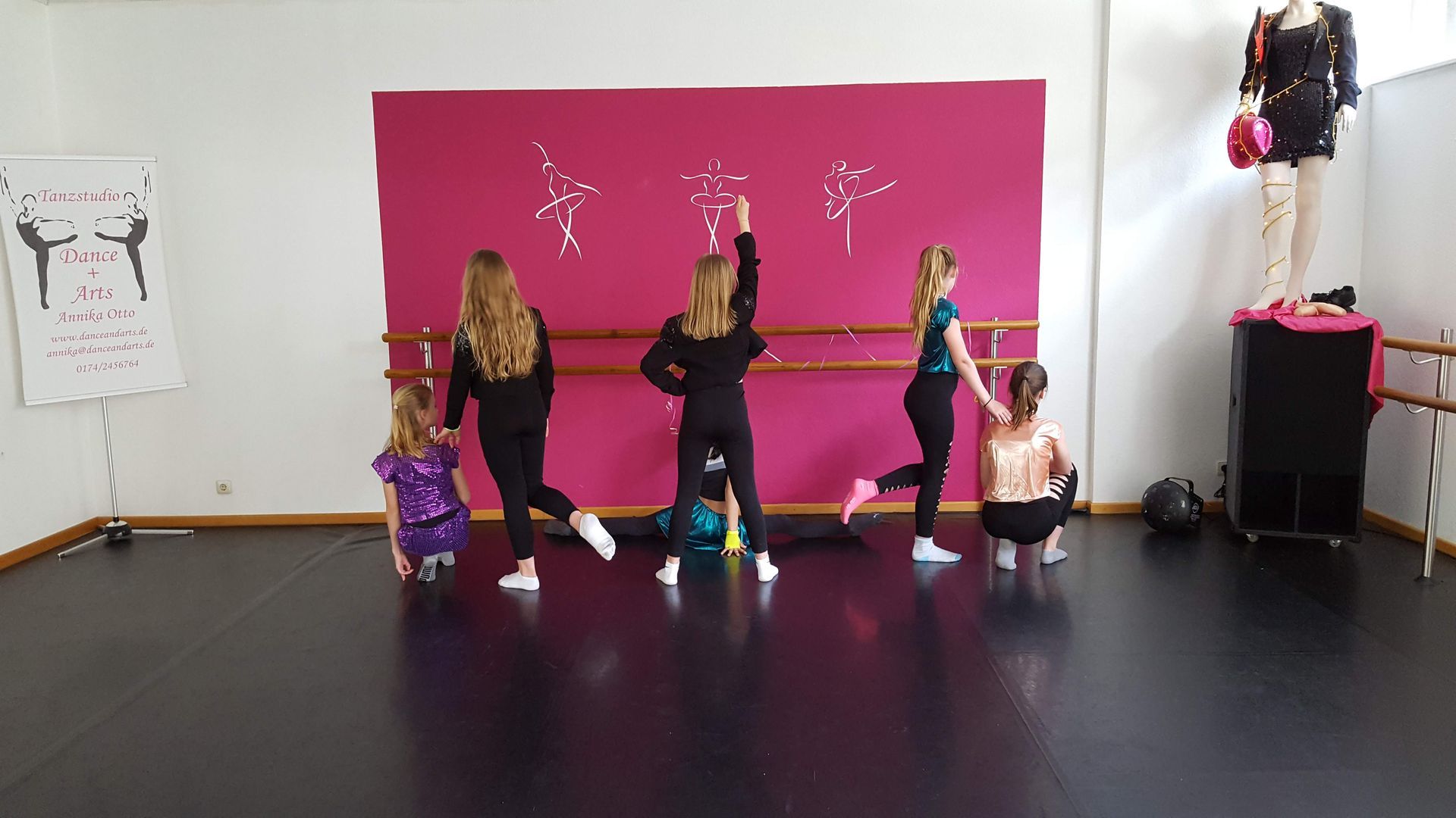 Sechs Kinder tanzen vor pinkem Hintergrund im Studio