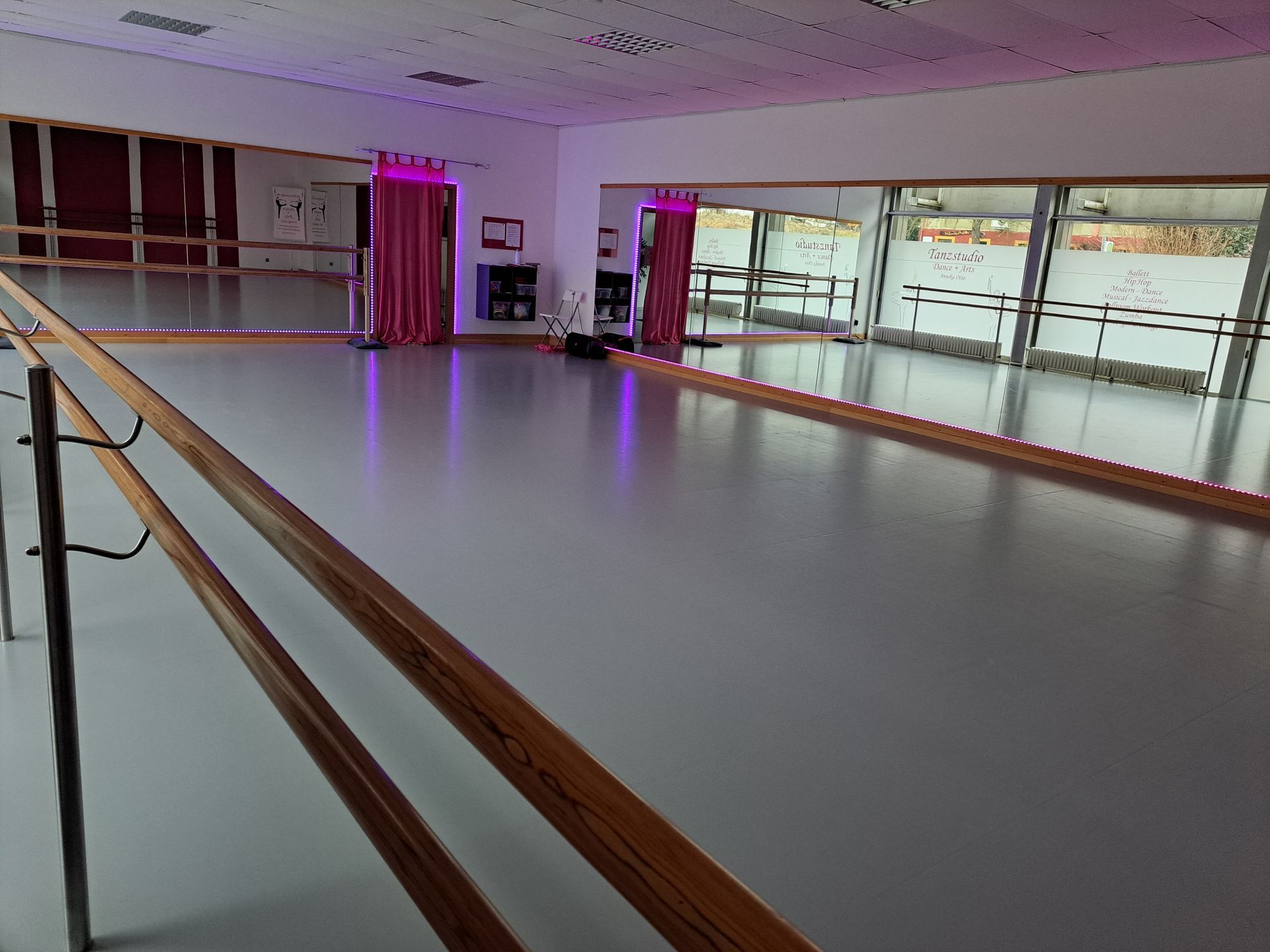 Tanzsaal mit Spiegelwand und Ballettstange
