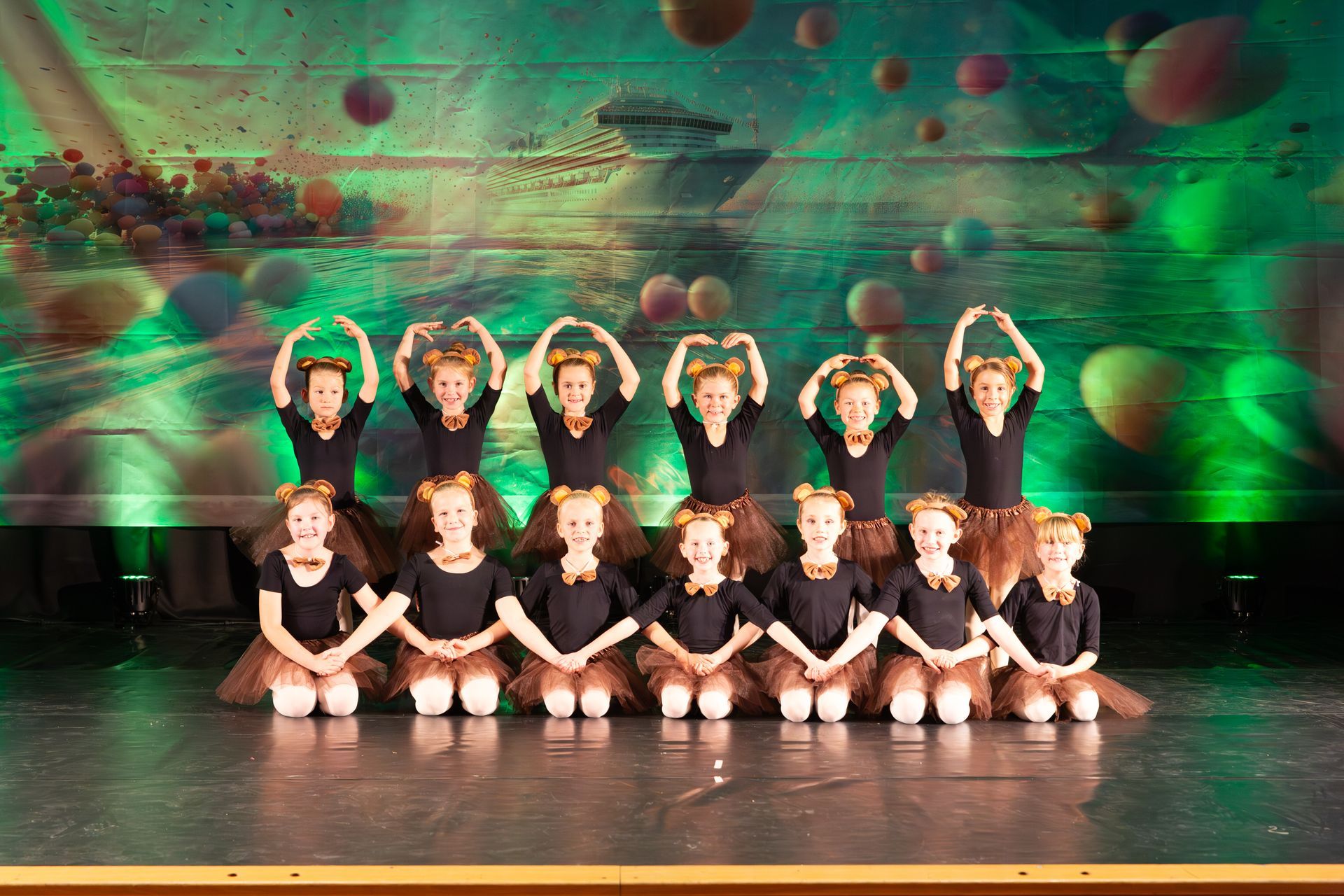 Tanzgruppe auf der Bühne