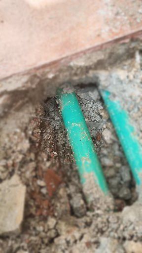 Un primer plano de agua salpicando desde una tubería.