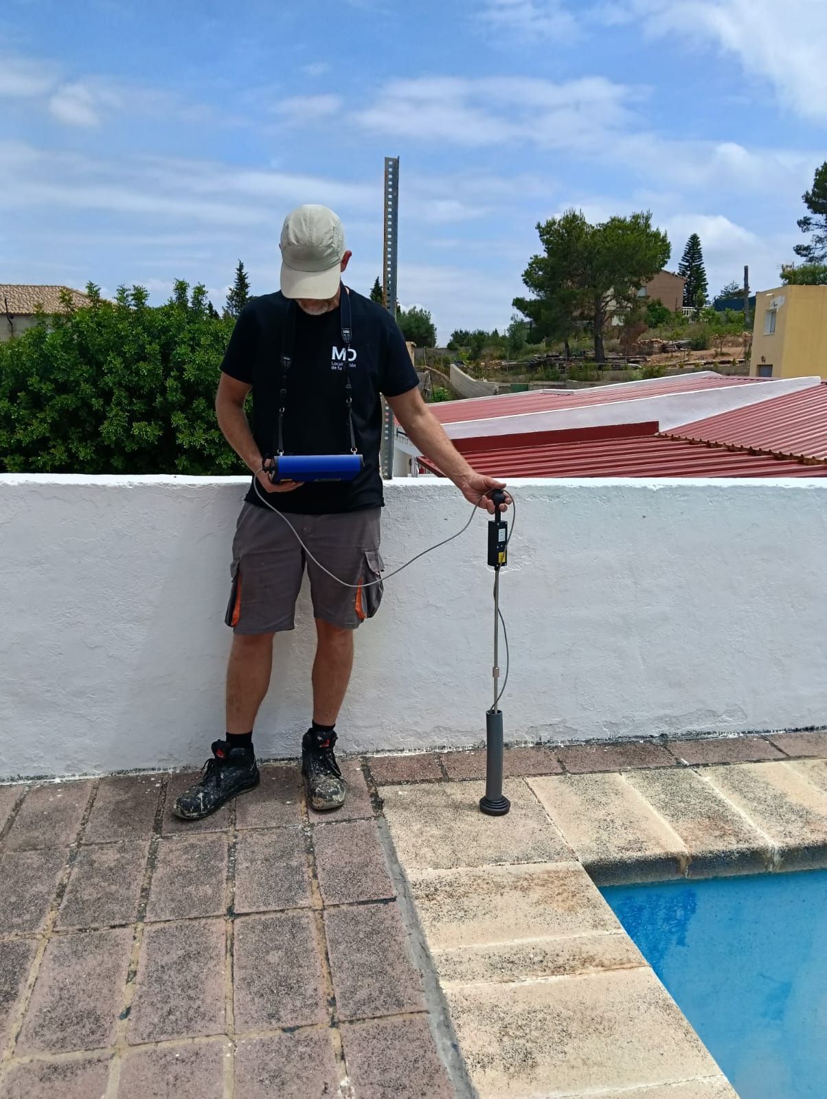 Un primer plano de un grifo de agua con agua goteando de él.