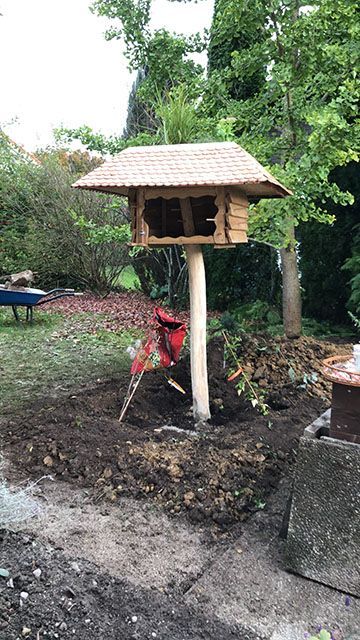 Bau einer Mauer an der Einfahrt zur Garage