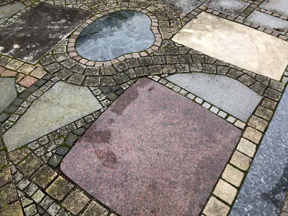 Steinboden mit bunten Elementen