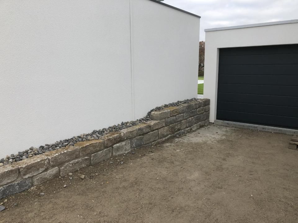 Bau einer Mauer an der Einfahrt zur Garage