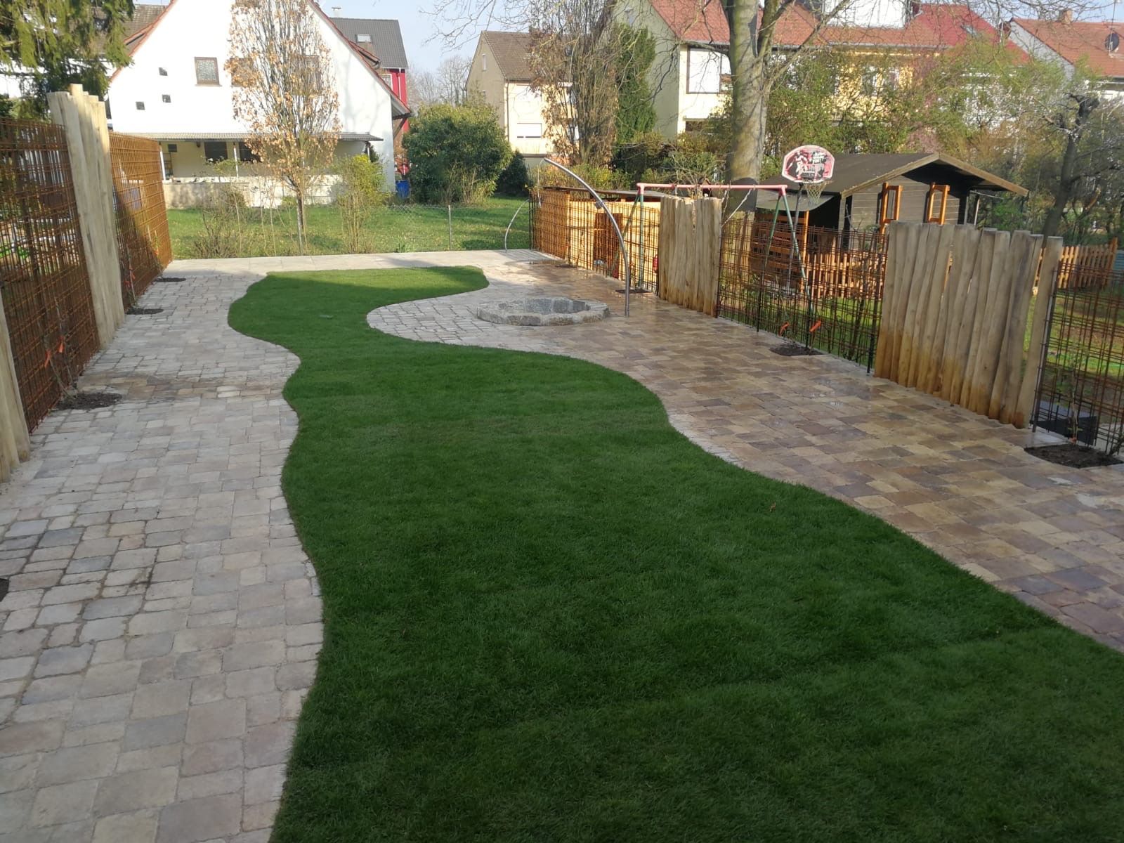 Bau einer Mauer an der Einfahrt zur Garage