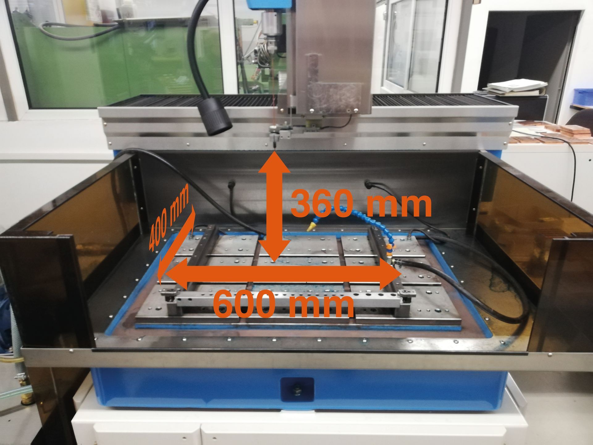 In einer Fabrik schneidet eine Maschine ein Stück Metall.