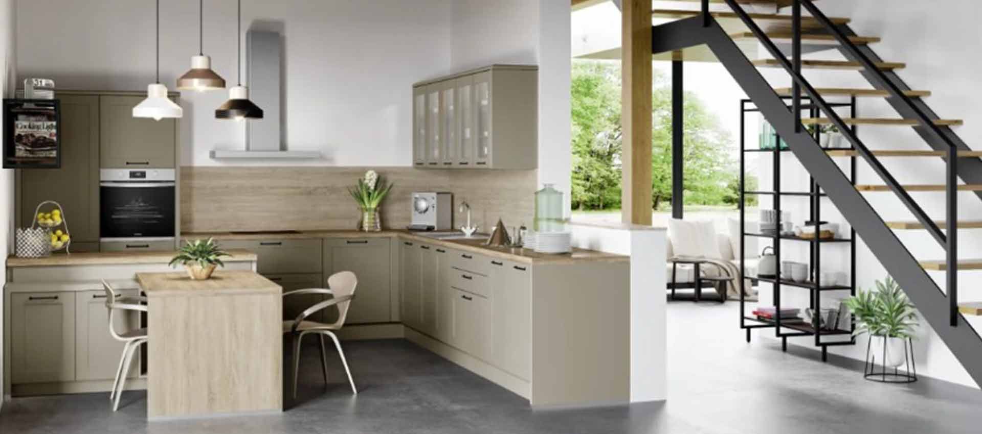 Moderne offene Küche mit beigefarbenen Schränken, Kochinsel und schwarzer Metalltreppe neben einem hellen Wohnbereich